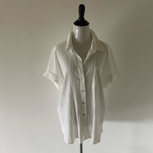 White short sleeve by Jane and Delaney.                    LAST CHANCE. $10